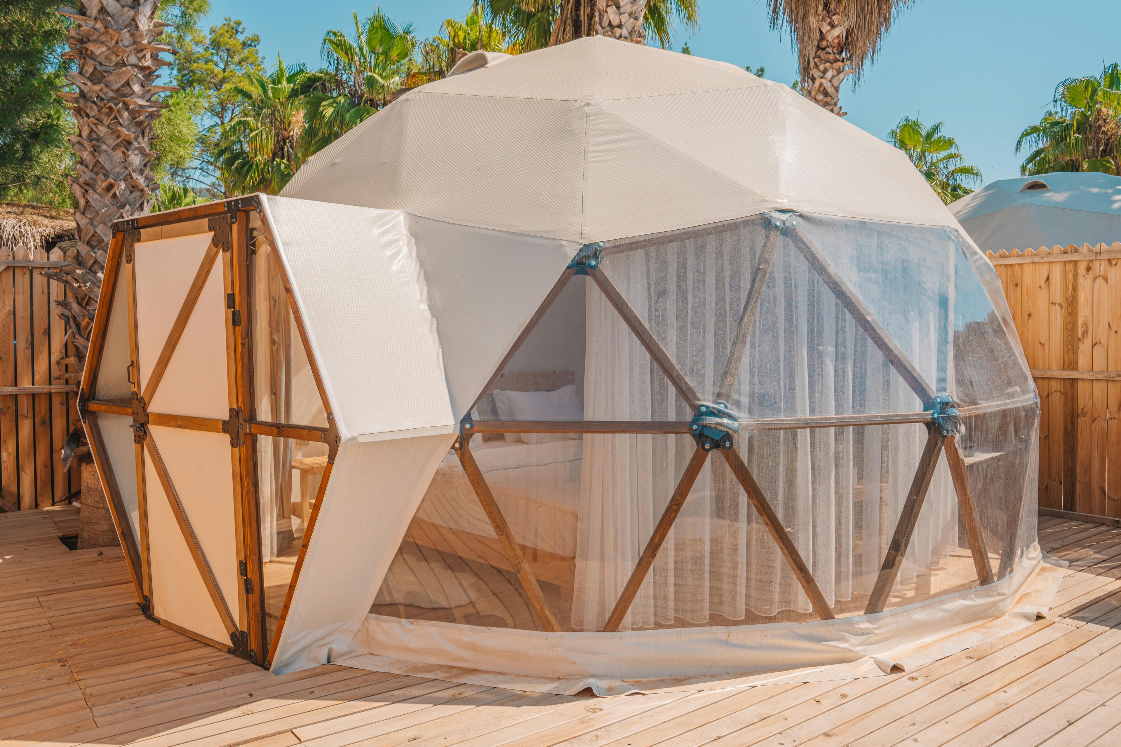 Transparente Glamping-Bubble unter dem Sternenhimmel