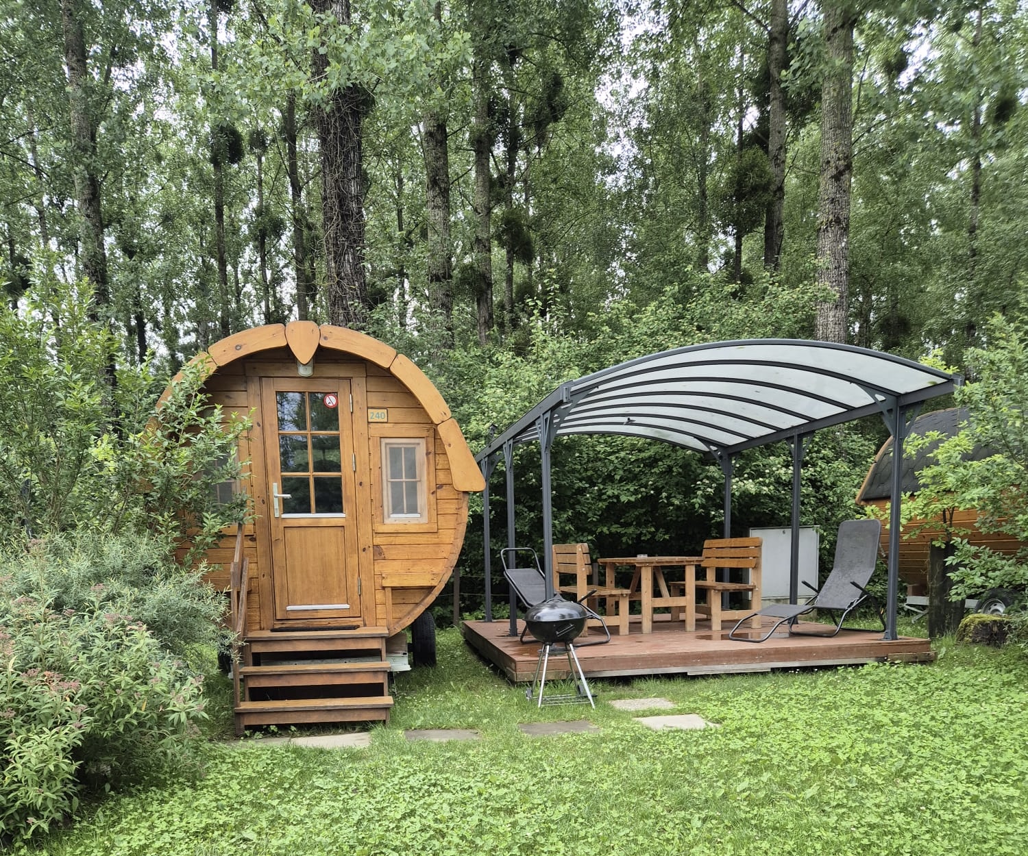 Fass mit gemütlichem Gartensitzplatz - Glamping in der Natur