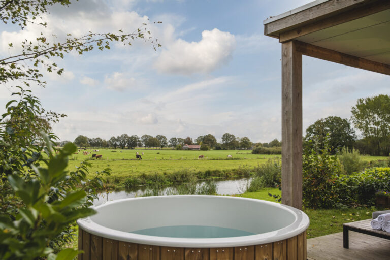 River Lodge 'Wellnesshuus' with whirlpool, sauna, bathtub, and sun shower | 2 people