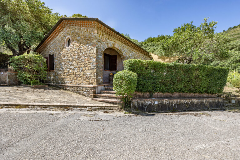 Local Stone Cottage With Shared Pool