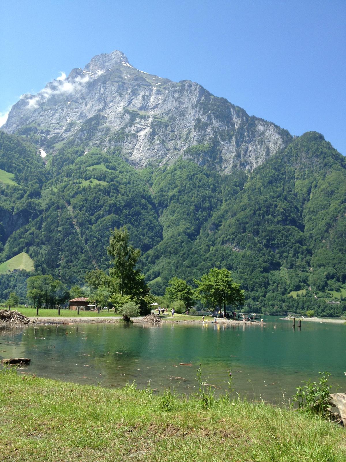 Bergsee mit Berg im Hintergrund