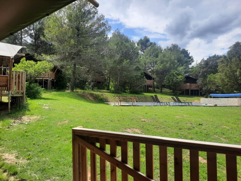 tent 6 ri alle andere tenten en zwembad